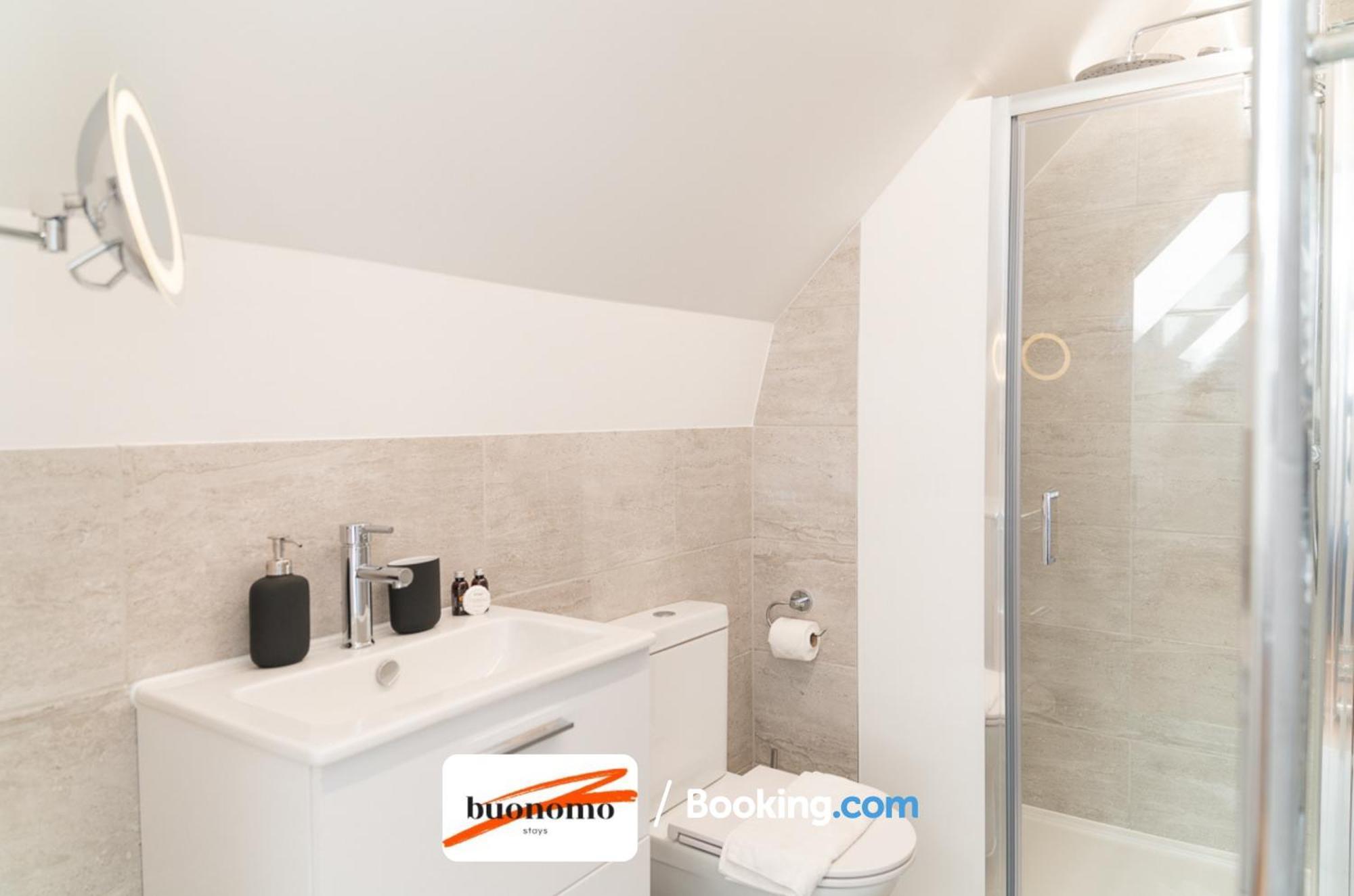 Two Bedroom Apartment At Buonomo Stays Short Lets & Serviced Accommodation Londra Exterior foto