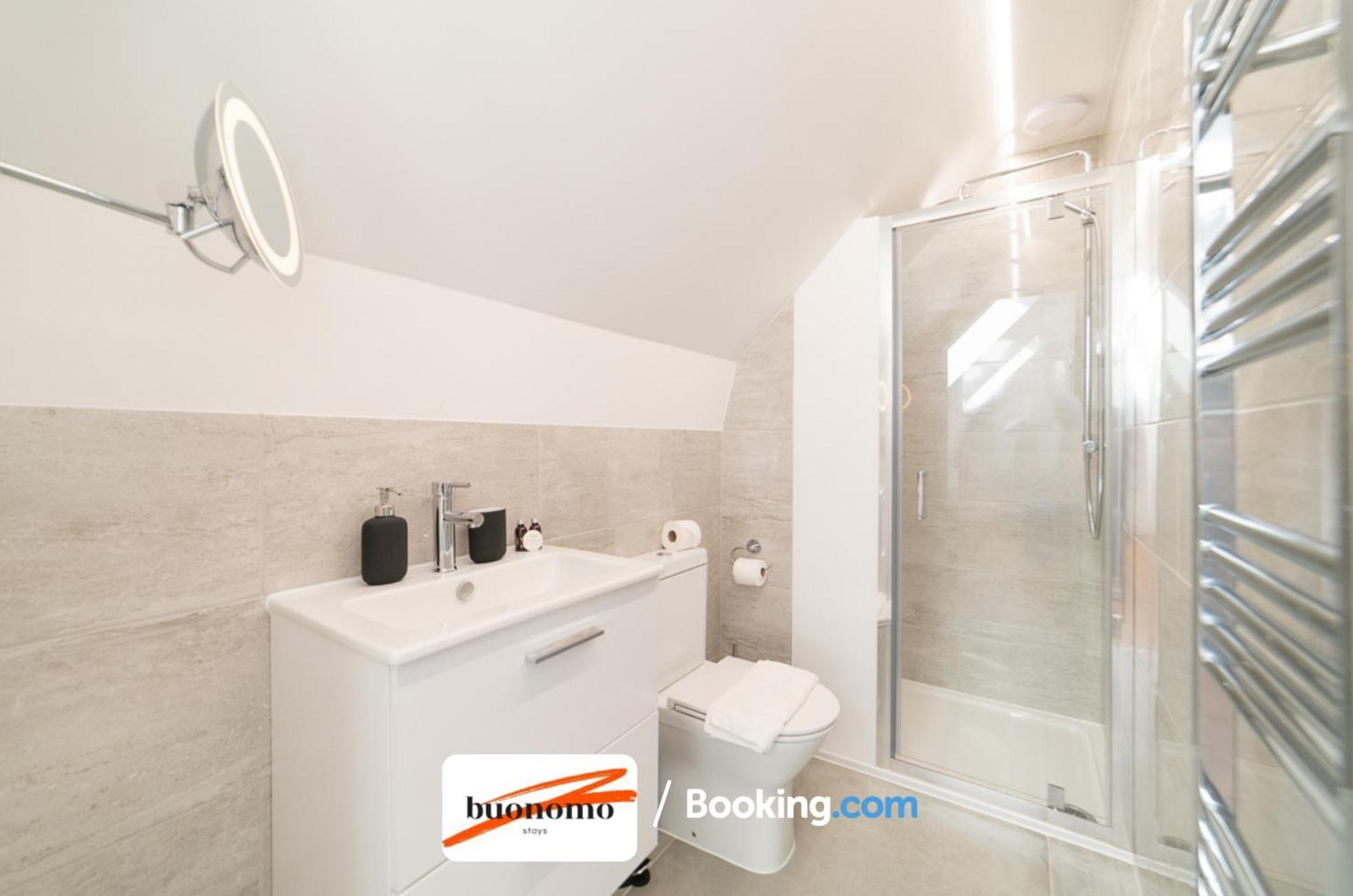 Two Bedroom Apartment At Buonomo Stays Short Lets & Serviced Accommodation Londra Exterior foto